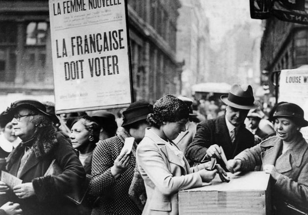 Photographie de femmes manifestant pour le droit de vote des femmes